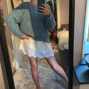 Superfin blå stickad tröja från hm - Storlek xs. Passar till det mesta. Säjer pga får ingen användning av plagget