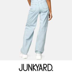 Säljer dessa snygga jeans nu från Junkyard!🦋 säljer för att de e för stora för mig tyvärr.... jag tycker dessa jeans är sååå coola och snygga och passar till det mesta🤩 köparen står för frakt!