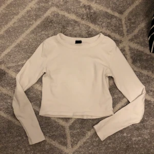 Långärmad tröja från Gina Tricot - HIV-t långärmad tröja från Gina Tricot i strl ca, endast använd några gånger!