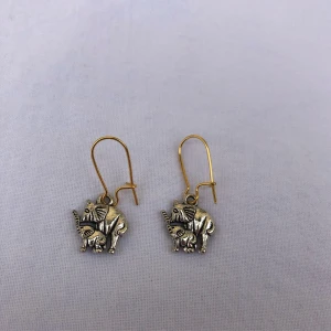 Örhängen  - Örhängen gjorda med öronkrokar och elefantberlocker 🐘 Totala längd: 3,5 cm  Pris: 49 kr  Frakt: 11 kr  Kontakta mig vid intresse!  Bör ej komma i kontakt med vatten! Instagram: Thelmassmycken 