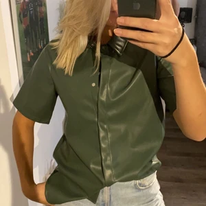 T-shirt skinnskjorta  - Intressekoll! Helt ny med lappar kvar. Går att styla på olika sätt!! 