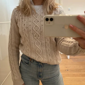 Stickad tröja - Stickad tröja med pärlor, storlek xs🤍🤍 nästan aldrig använd. 200kr + frakt