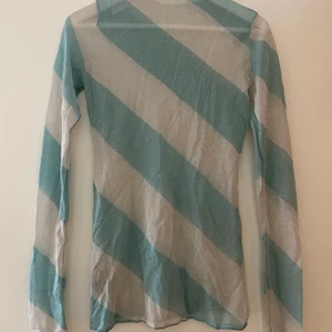 Genomskinlig tröja med glitter strl s - En cool glitter tröja med grön och silver färger! Är i bra skick 