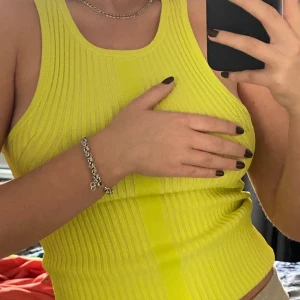 En gul tanktop strl M - Aldrig andvänt så är i bra skick! Färgen är typ gul/grön neon!