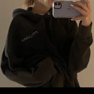 Mörk brun hoodie  - Säljer nu min hoodie då jag inte får någon användning av den. Plagget är näst intill oanvänt och har inga tecken på användning. Säljes för 180 kr och säljaren står för fraktkostnaden