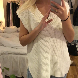 Stickad väst - Stickad väst i jättefint skick då den bara är använd 1 gång. Oversized i modellen då jag bär strl M. Skulle säga att den passar S-L beroende på hur man vill att den ska sitta.