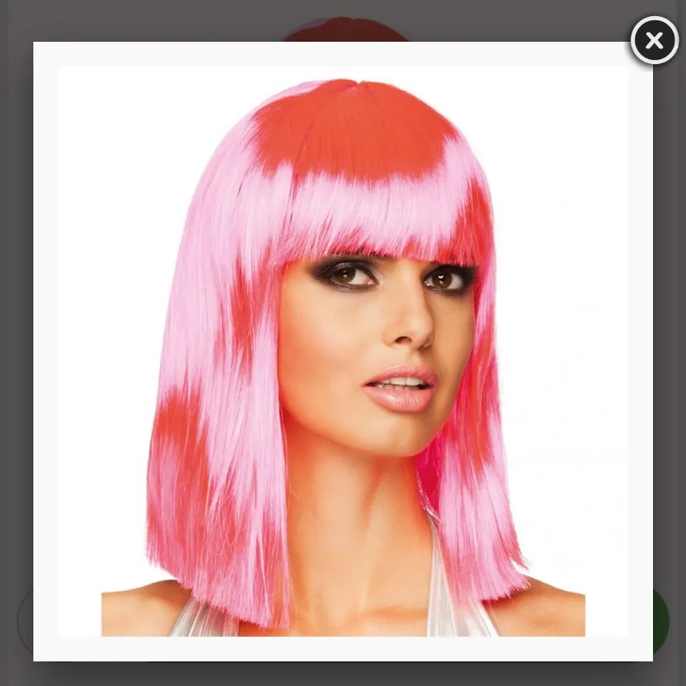 Sjukt cool rosa peruk perfekt till halloween eller maskerad, aldrig använd bara testad och är helt som ny💗 första bilden är exempel på användning. Accessoarer.