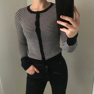 Kofta zara - Superfin mönstrad kofta från zara, säljer en matchande t shirt också😍 storlek m men passar s