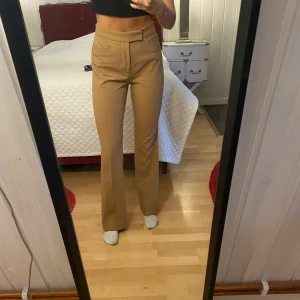 Zara kostymbyxor  - Jätte snygga brun/beiga kostymbyxor från zara i storlek: 36, jag är 166cm lång, pris 250kr+frakt