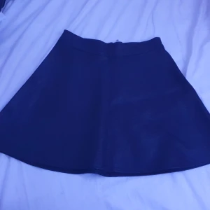 Svart kjol - En fin svart skjol i nått som ska lika läder den har bra passform men lite för kort för mig har aldrig använt testat kanske 1 gång inte sönder nånstans köparen står för frakten