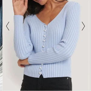 Kofta med pärlor  - Säljer en exakt likadan fast svart med pärlor på! Helt ny, endast testad! Stl s, men passar alla från xs-m! Kan användas både knäppt och öppen! Skit fin verkligen, dm för bilder! Nypris 399kr, säljer för 150kr🥰🥰