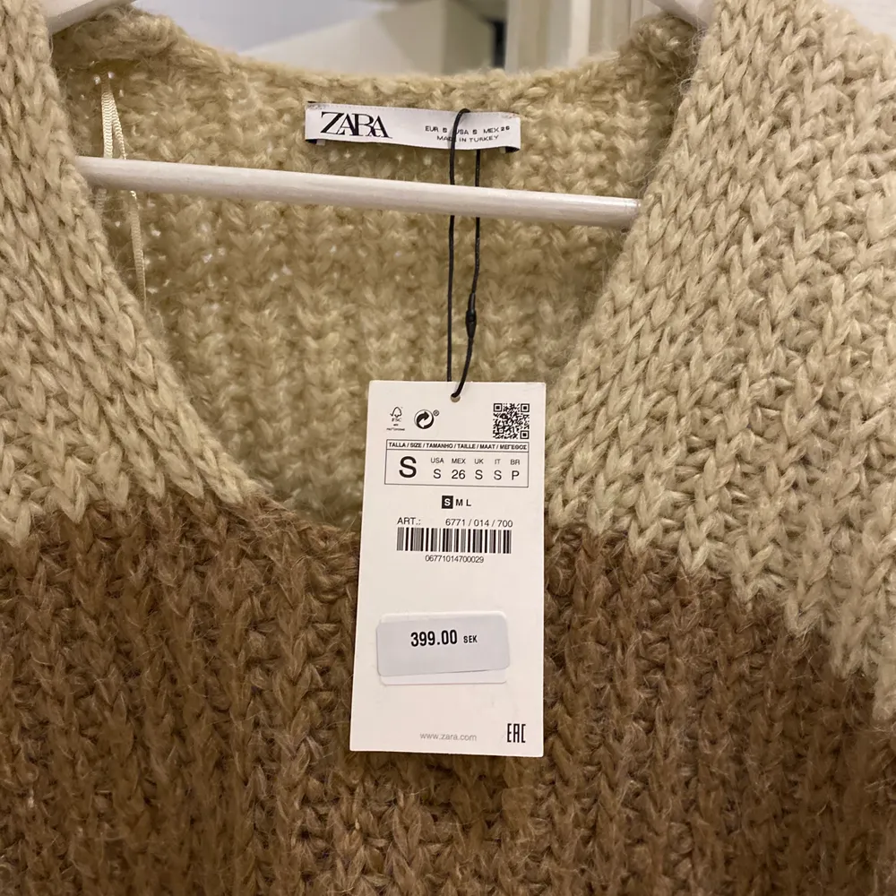 Säljer denna helt oanvända tröjan ifrån zara. Inköpt för 399:- säljer den nu för 100kr. Otroligt mysig och fin tröja som passar perfekt nu till hösten 🍂 ☕️ skickar gärna om köparen står för frakt. . Stickat.