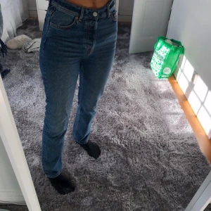 Raka jeans från otvetydigt stories  - Snygga mörkblåa jeans från & other stories, köptes för 1 år sen men inte använda så mycket. De köptes för 690kr men säljer för 300 ink frakt. Det är i bra skick och har en najs passform med mellan hög midja och långa ben.