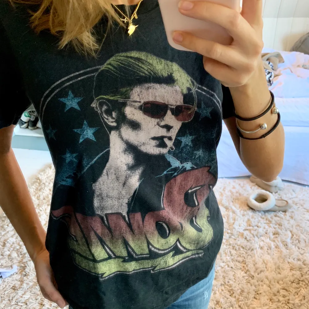 Cool tshirt med David Bowie! Köparen står för frakt! . T-shirts.