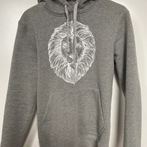 The Cool Elephant, Hoodie ”Ferox Lion” - Hoodien ”Ferox Lion” från The Cool Elephant, använd endast ett par få gånger, därav väldigt fint skick. Frakt ingår i priset.