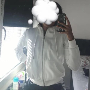Zip up hoodie - Säljer denna skit snygga zip up hoodie från hm i storlek XS men passar mig som är XS/S. Säljer då den inte kommer till användning, frakt betalas av köparen😊