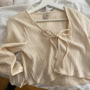 Knyt topp från nelly - Säljer topp som man knyter framtill i cremefärg. Storlek S. Aldrig använd endast provad. Säljer för jag köpte fel storlek.