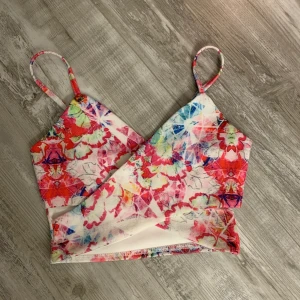 Topp - Söt topp från Nelly. Aldrig använd då den är för liten för mig.