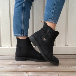 Boots från Gant - Höstsko, chelseaboot från Gant i storlek 40. Använd endast 2-3 gånger utomhus. Säljer på grund av lite för små. Väldigt bekväma och stilrena!! Säljer för 700kr (Nypris 1600kr) Möts gärna upp i Lund eller Bjärred eller skickar men då tillkommer frakt!