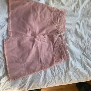 Super söt osymmetriskt rosa kjol från nakd, jag har bara haft chansen att använda denna pärla två ggr, sen blev den för liten😢💗