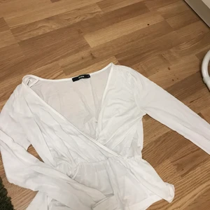 Vit blus ifrån bikbok - Superfin Vit blus ifrån bikbok i storlek xs