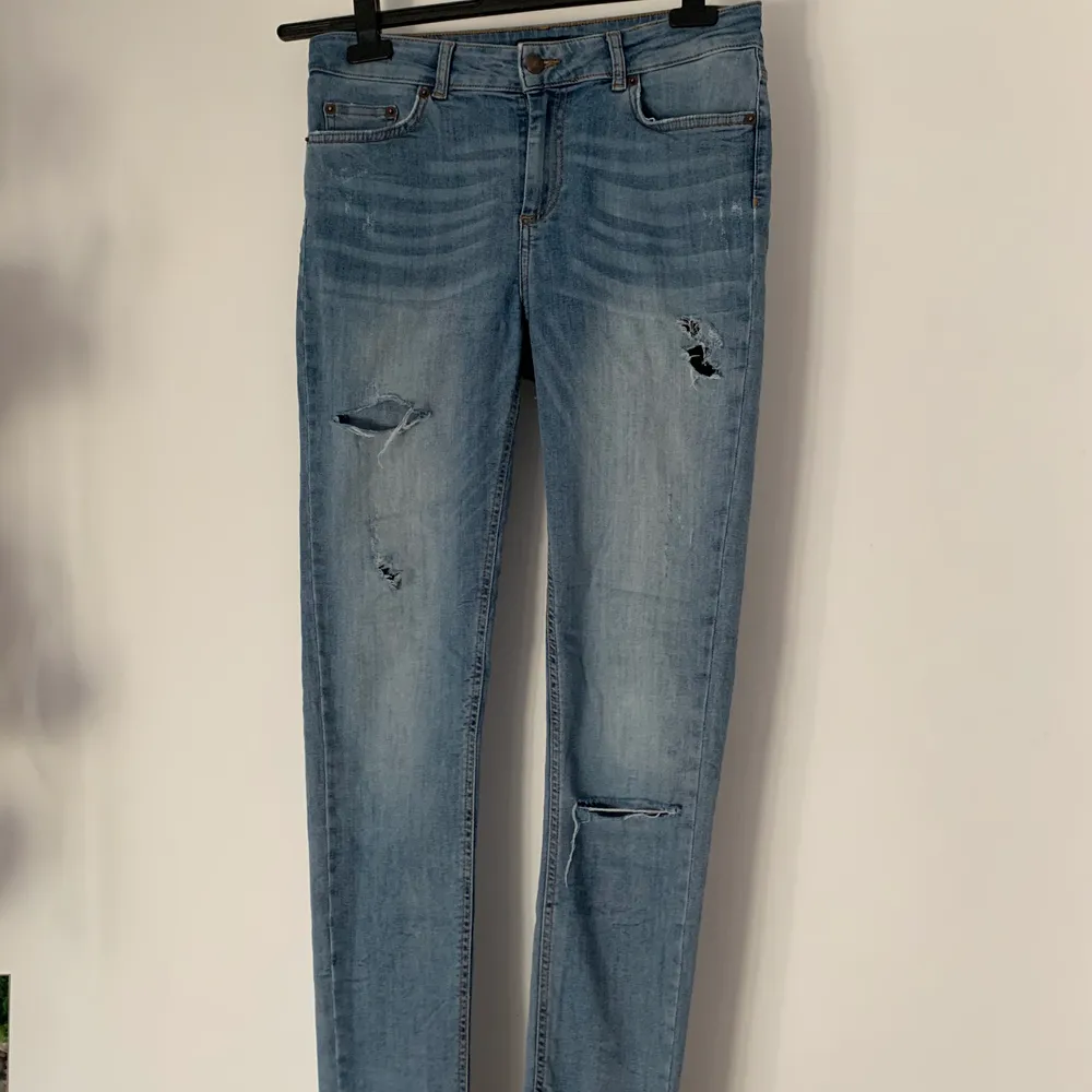 Tighta jeans med ganska många hål. Inköpta för många år sedan och använda ofta förr men fortfarande okej kvalitet. Är 182 och har långa ben därav lite korta på mig. God kvalitet. Skriv för fler bilder. Möts upp i Falun eller skickar om du betalar frakten✌🏻. Jeans & Byxor.