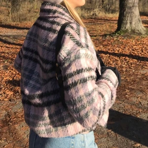 Rutig jacka från Missguided - rosa/svart rutigjacka från missguided, använd fåtal gånger. 