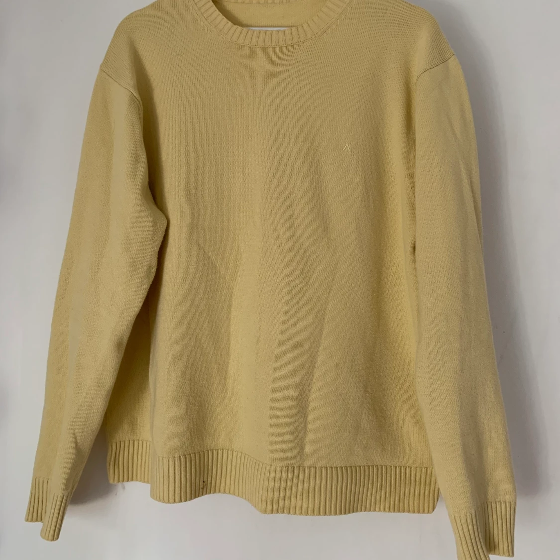 Gul stickad sweatshirt