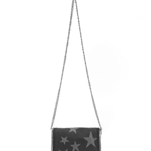 Stella McCartney bag/väska  - Den perfekta crossbody väskan i jeanstyg i ett ascoolt starprint. Detta är den perfekta väskan då den funkar både till vardags och festligare tillfällen. Den går även att användas som både crossbody och som en clutch.  Väskan är köpt ny på Corner store på Mallorca för några år sen men fortfarande i väldigt bra skick!                                       Möts helst upp men kan även leverera men då står köparen för fraktkostnaden   Nypris ca 6000 kr  (bilder tagna från internet, vid intresse/önskemål kan det skickas ”verkliga” bilder. Kontakta mig vid intresse eller frågor) 
