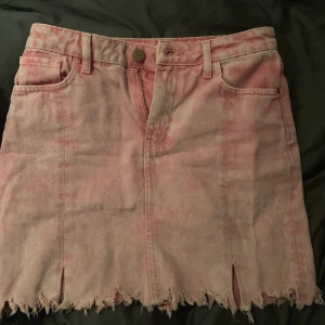 Rosa zara kjol - Mer rosa i verkligheten. Supersnygg och både basic men lite extra. Passar till det mesta och supersnygg på sommaren när man är solkysst