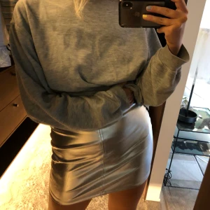 Silvrig kjol - Sååå najs silvrig tubkjol✨✨ stretchig så passar nog många!