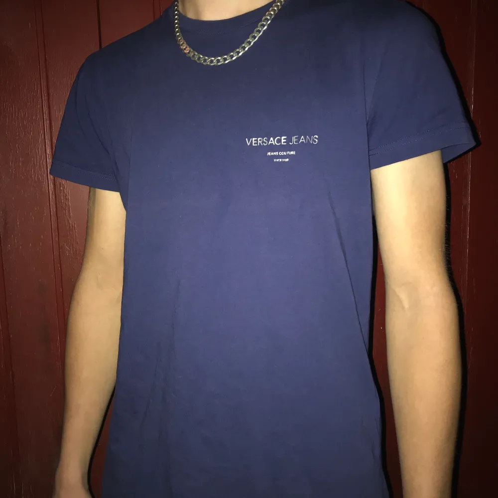 Versace T-shirt Mörkblå Endast använd 1 gång Storlek S (Killen på bilden - 176cm) Nypris - 650kr. T-shirts.