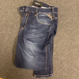 Jeans  - Blå jeans från Replay.Aldrig använda. Säljes pga. Ingen användning för dom. Det är stretch i jeansen, passar mig som brukar ha storlek S, M på jeans. Nyrpis 1600 kr 