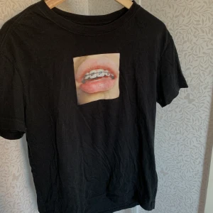 Nike tröja stl xs - Super ball tröja från nike i stl xs, passar även s och m beroende på hur man vill ha passformen som. kommer inte ihåg hur mycke den kostade men säljer den iaf för 50+frakt, använd 3ggr 