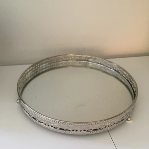 Serveringsbricka/ljusbricka - Fin spegelbricka. Hämtas i Bromma eller skickas, köparen står då för frakt 