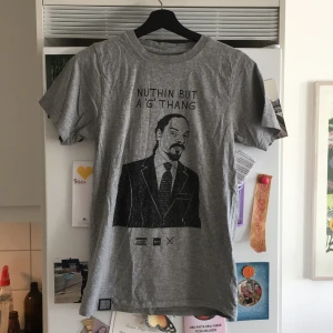 T-shirt från wemoto S - T-shirt köpt på Caliroots från märket Wemoto med allas våran snoop dogg på.                                              Bra skick, storlek S, unisex.h. 