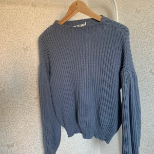 balloon sleeve knitted sweater från nakd - Säljer mina två stickade tröjor från nakd båda i stl xs. Båda är i bra skick och superfina, men dom ligger bara hemma och det är synd att dom inte kommer till användning. nypris 299 kr/st, mitt pris 120kr/st eller båda för 200kr (frakt inräknat) ❤️