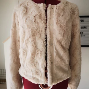 Only jacka fluff ljusrosa stl S - Säljer en Only kappa i bra använt skick. Kommer inte exakt ihåg nypris, men skulle tippa på ca 400kr.  Säg till om ni vill ha enskilda bilder. Appen skär bilderna lite konstigt.