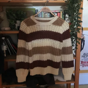 Randig stickad tröja - Asmysig brun, vit, vinröd randig stickad tröja köpt second hand! Finns ingen lapp men skulle gissa st M! Möts upp på gröna linjen i Stockholm eller så betalar köparen för frakt!