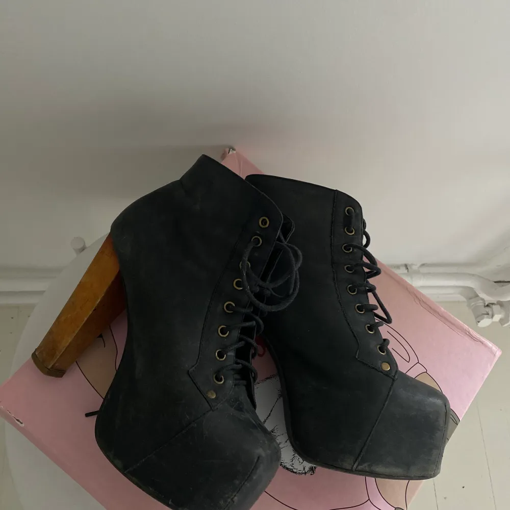 Äkta Jeffrey Campbell klackar, 14 cm klackhöjd med platå framtill. Otroligt bekväma. Och i fint skick! Original pris 1800.. Skor.