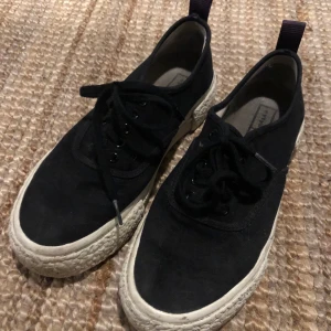 Eytys x HM - Skor från samarbete mellan Eytys och HM som inte längre säljs. Fint men använt skick. Bud från 250kr