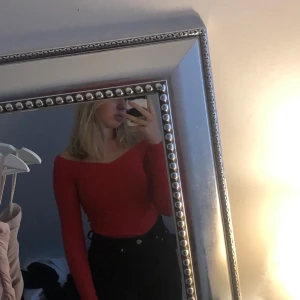 Röd tröja - Såå fin, använd 1 gång, köparen betalar frakt