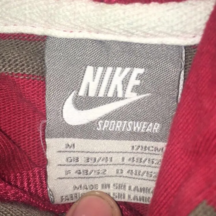 Nike hoodie strl M🦆 två knappar saknas, annars felfri🦆köparen står för frakt🚚. Hoodies.