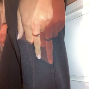 F ring - Svart ring med "F" text🖤