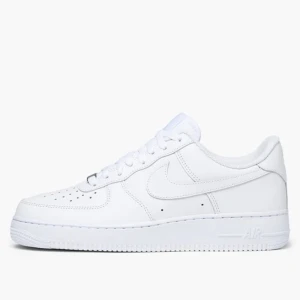 Air force 1 - Säljer mina air force 1 pga fel storlek det är storlek 38/5 hämtas upp men kan även postas köparen står för frakt.