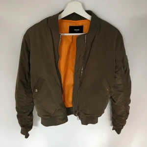 Grön Bomberjacka strl xs - Bomberjacka grön från bik bok i strl xs. Gott skick!