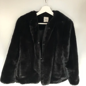 Pälsimitation från GAP strl xs - Fejkpäls från GAP köpt i London för något år sedan, knappt använd. Mycket fint skick!