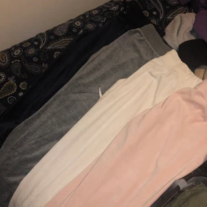 Cubus mjukisar 4st (alla storlek M) - Fyra oss nästan oanvända mjukisar. Köpte de förra året då de var inne men jag har aldrig speciellt gillat de och nu är det dags att städa garderoben :) (ordinarie pris 250kr)  en byxa - 150kr alla fyra - 500kr