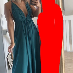Balklänning - Säljer denna fina balklänning, köpt på youmefashion för 1900kr, storlekarna är lite konstiga men jag har normalt fall Xs/S, mitt pris är 900kr 💞