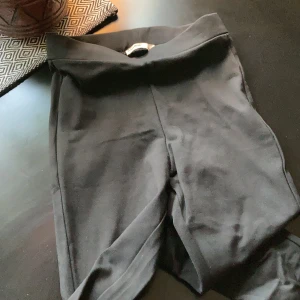 Pull&bear - Leggings i tjockare material med hög midja. Ej använda. 